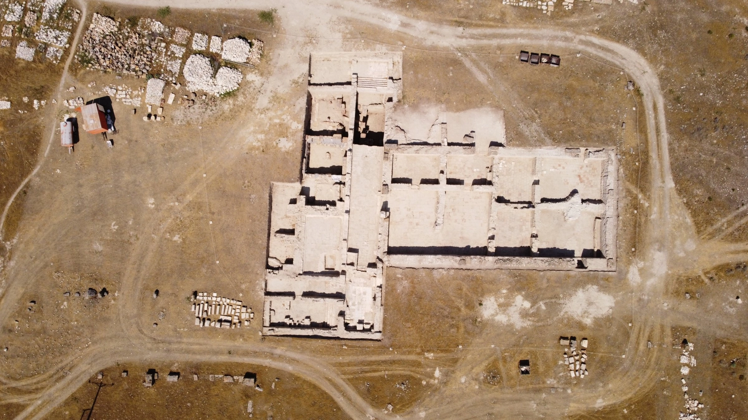 Ancient Luxury Unearthed: Roman Villa with Frescoes and Fish Pond Discovered in Western Türkiye